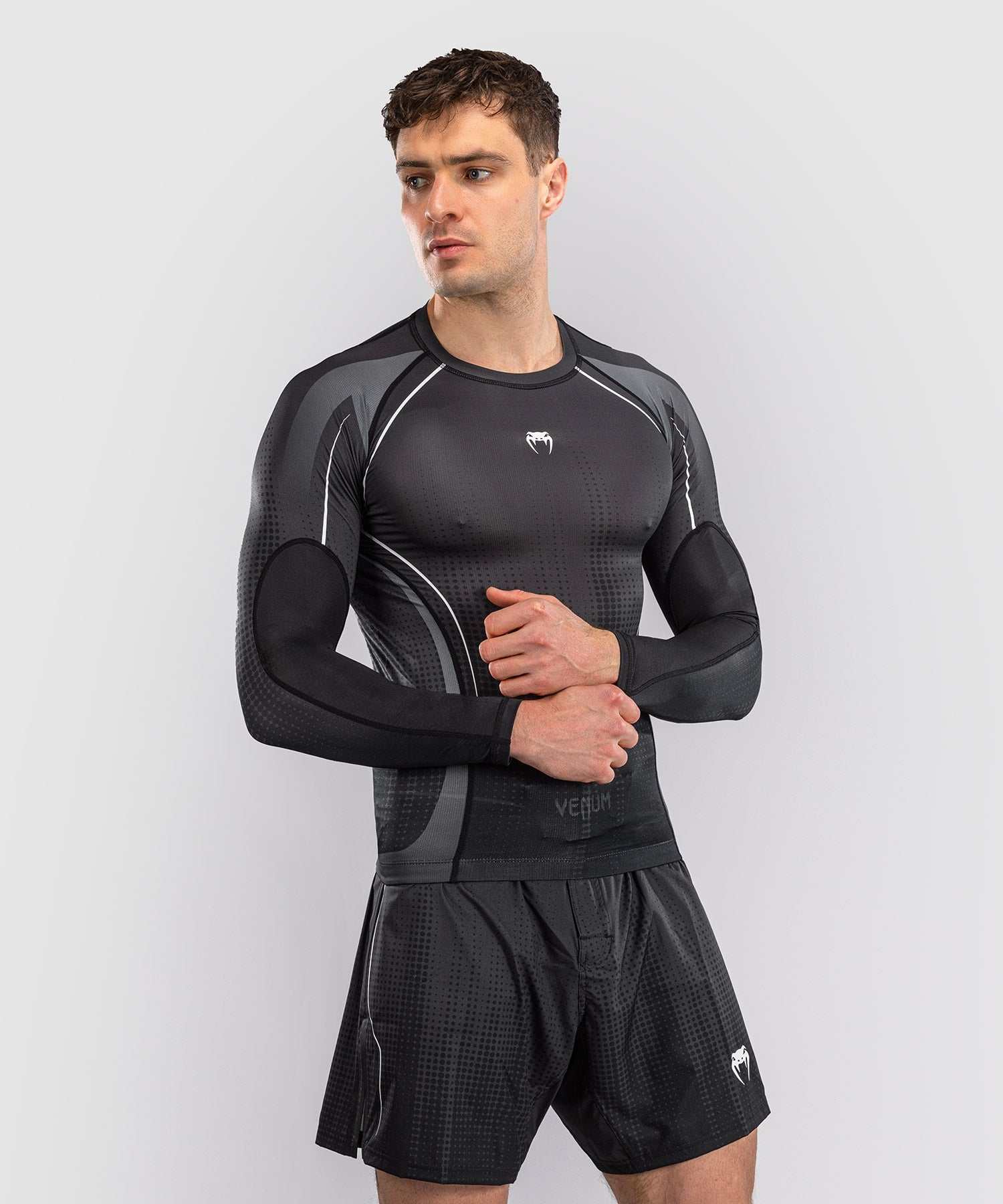Rashguard manches longues Venum Stealth noir et blanc pour JJB et MMA, coupe compressive et protection optimale des bras