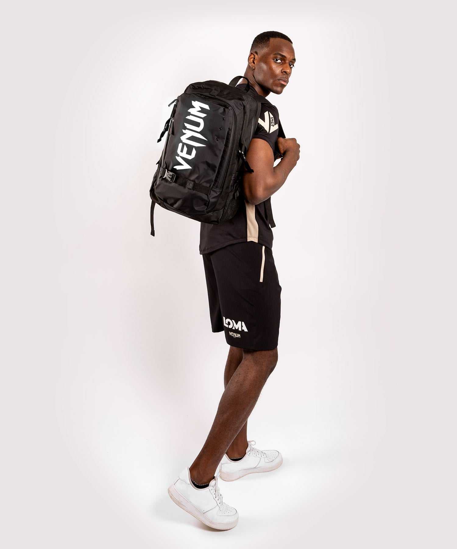 Sac à dos Venum Challenger Pro Evo noir et blanc avec trois compartiments et bandoulières rembourrées pour sports de combat et usage quotidien.