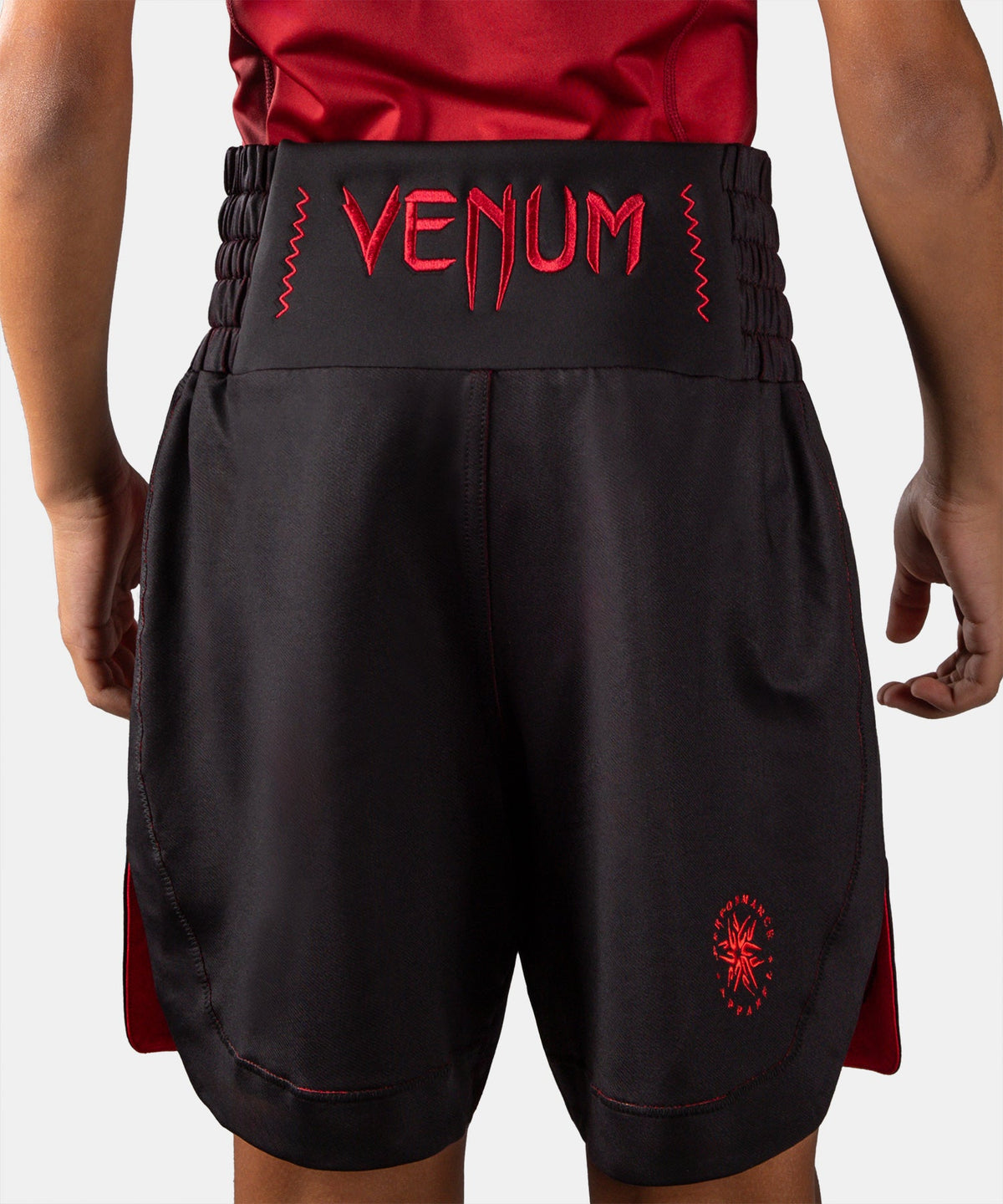 Short de Boxe Venum Attack Kids Noir/Rouge disponible à la Boutique des Arts Martiaux