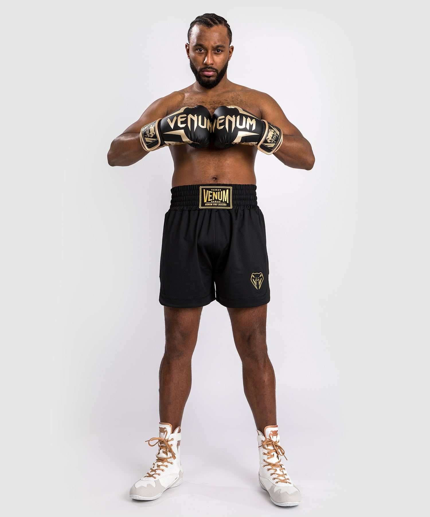 Short de boxe Venum Classic noir et or avec broderies dorées et ceinture large traditionnelle