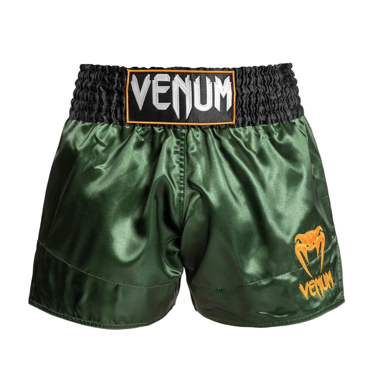 Short de Muay Thai vert foncé en polyester satiné, ceinture noire et logo Venum orange sur la jambe.