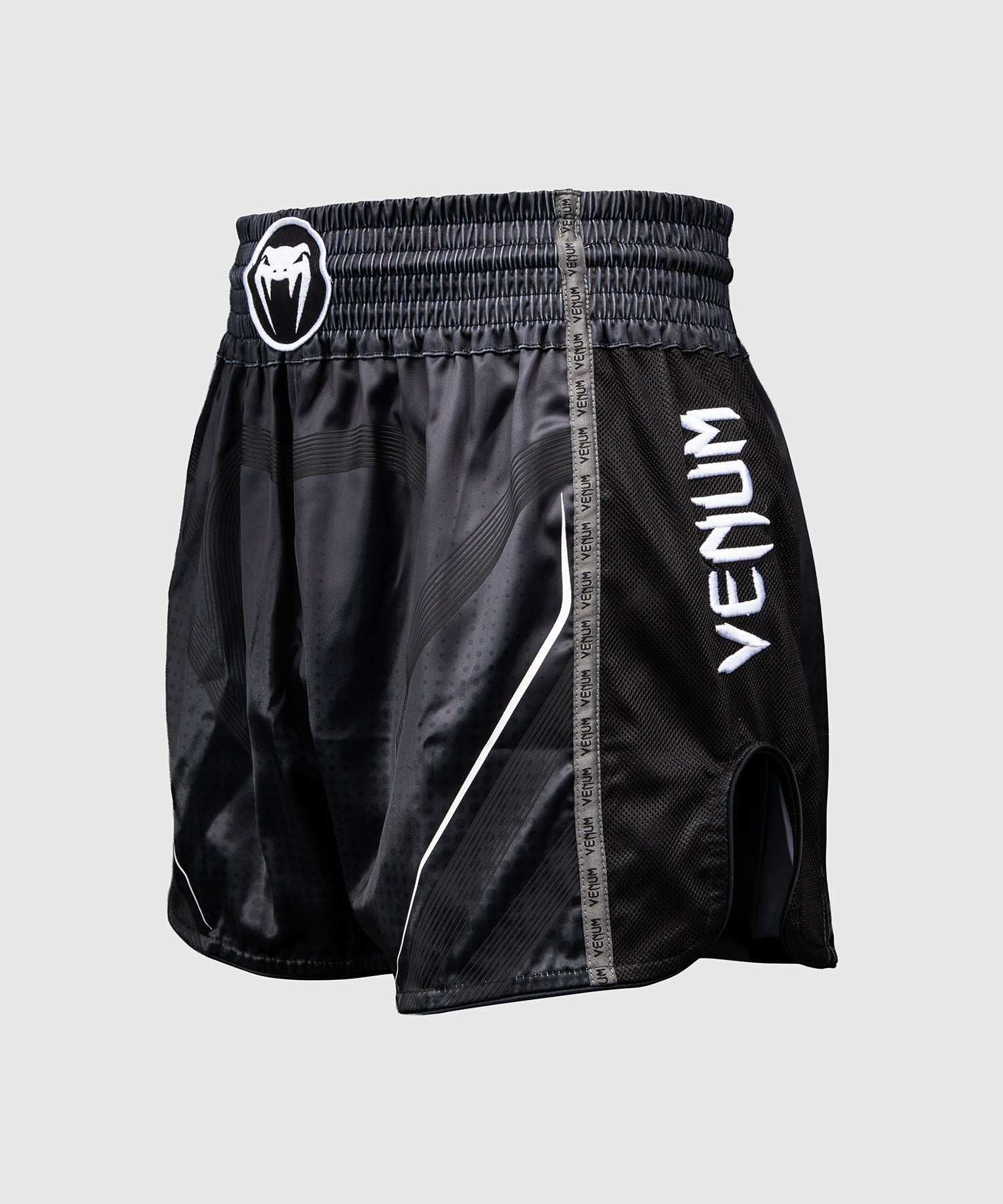 Short de Muay Thaï Venum Stealth noir et blanc avec panneaux mesh pour entraînement et compétition