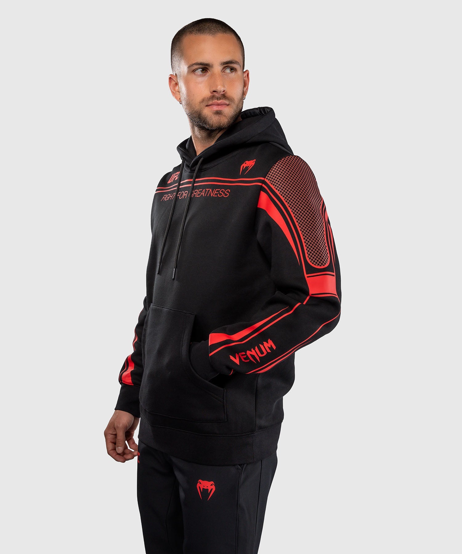 Sweat à Capuche UFC Venum Fight Week Noir/Rouge disponible à la Boutique des Arts Martiaux