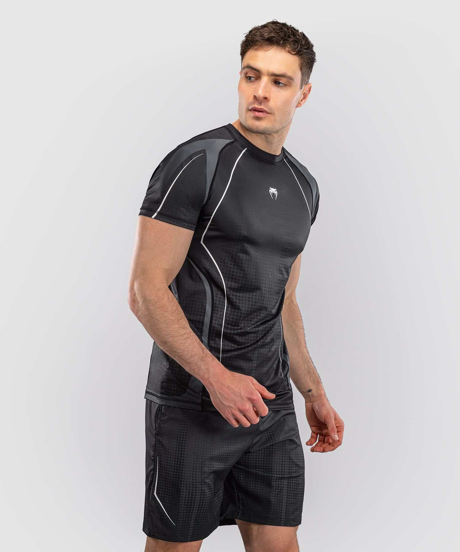 T-shirt Venum Stealth Dry Tech noir et blanc pour entraînement sports de combat