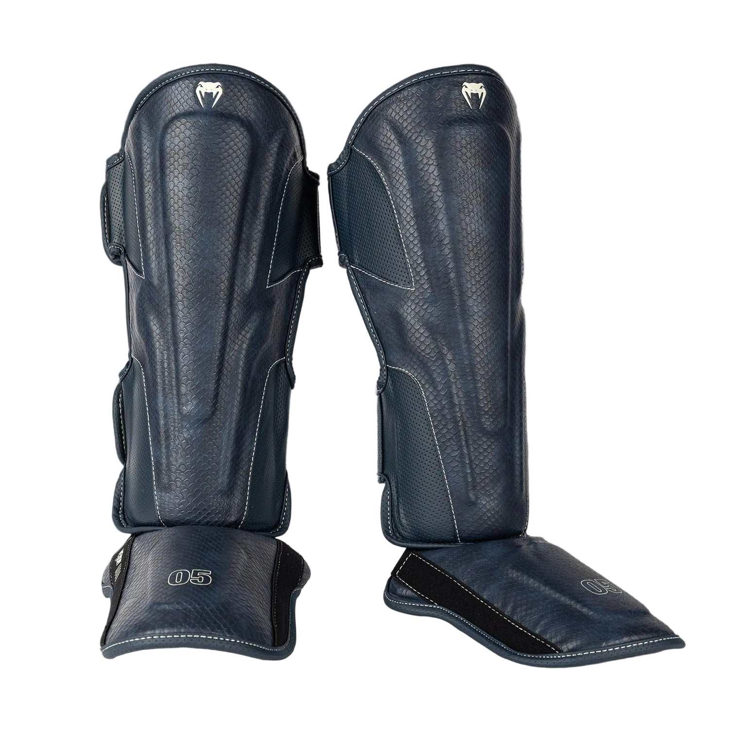Protège-tibias Venum Impact Evo Scales bleu minuit en cuir Skintex pour boxe thaï et MMA
