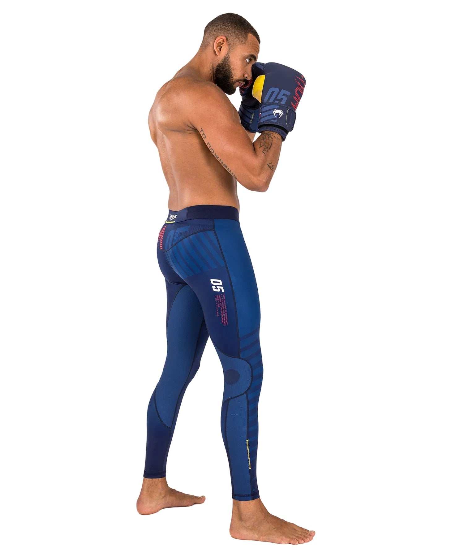 Pantalon de compression Venum Sport 05 bleu et jaune pour Jiu-Jitsu et MMA, tissu compressif mi-cuisse avec logo blanc.