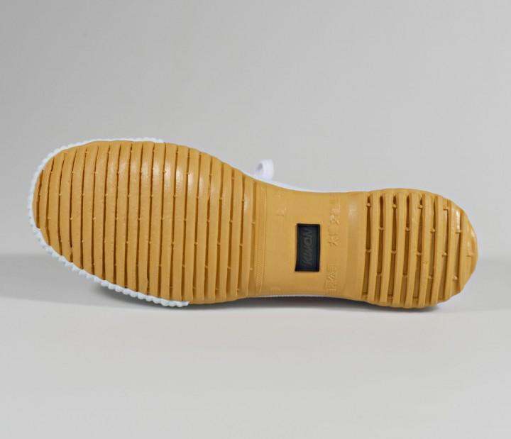 sole view of white Chaussures de Moine en Toile kung fu shoe with flexible rubber sole