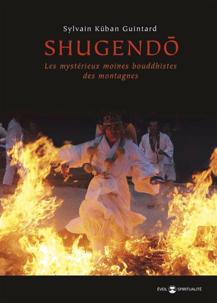 Book cover of "Shugendo, les mystérieux moines bouddhistes des montagnes" showing a yamabushi monk performing a fire ritual surrounded by flames.