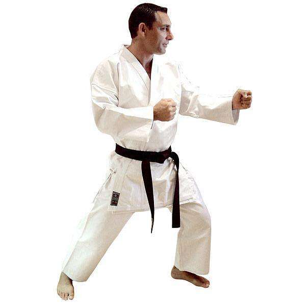 Man practicing karate wearing a white traditional Kimono de Karaté Noris Miyasaki with black belt