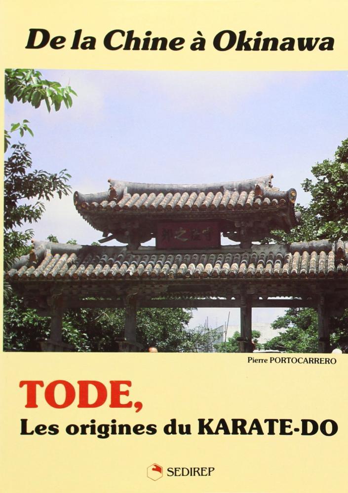 Book cover of "Tode, les origines du Karate-Do" by Pierre Portocarrero featuring traditional Okinawan architecture under a clear sky.