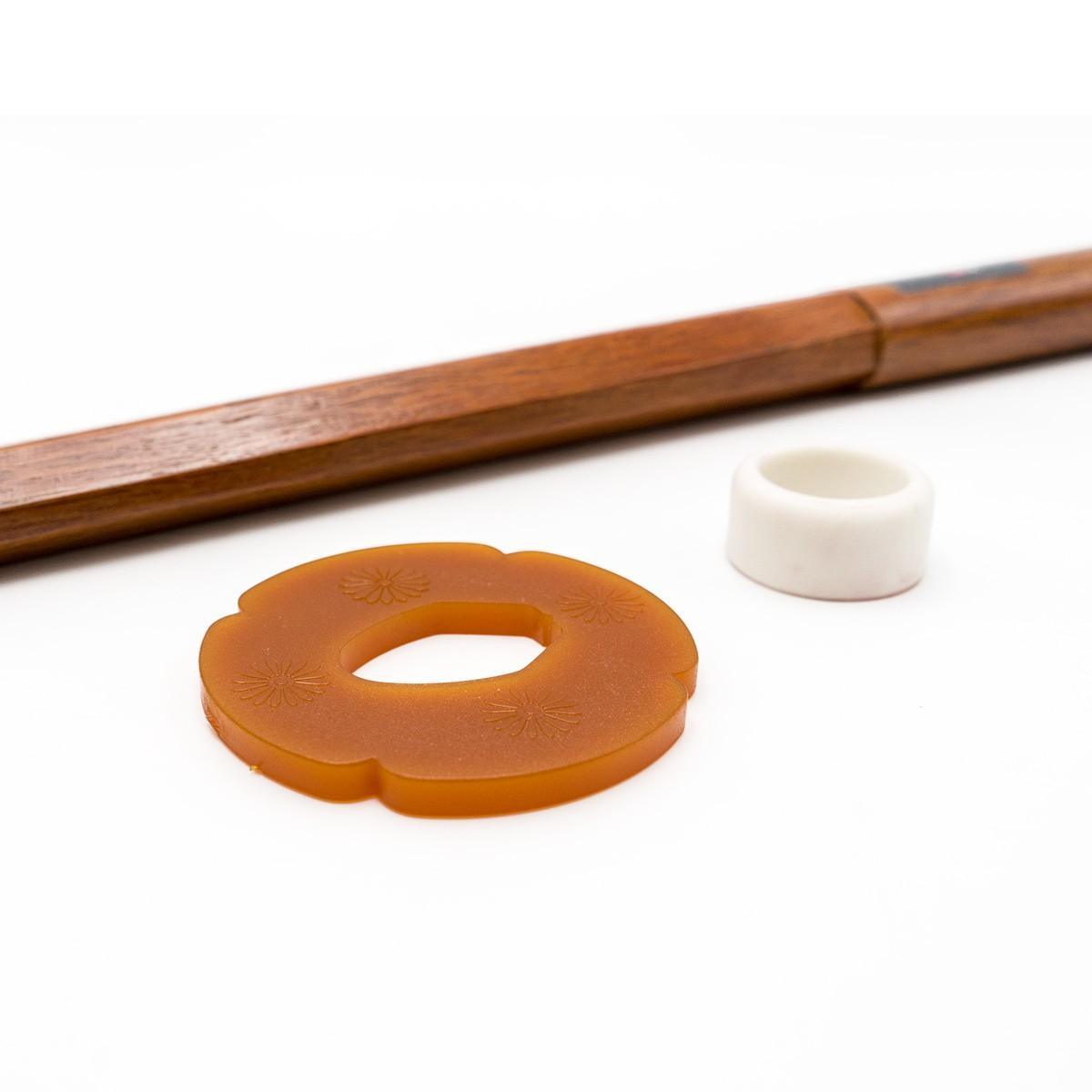 Bokken enfant en chêne rouge Fuji Mae avec tsuba pour arts martiaux.