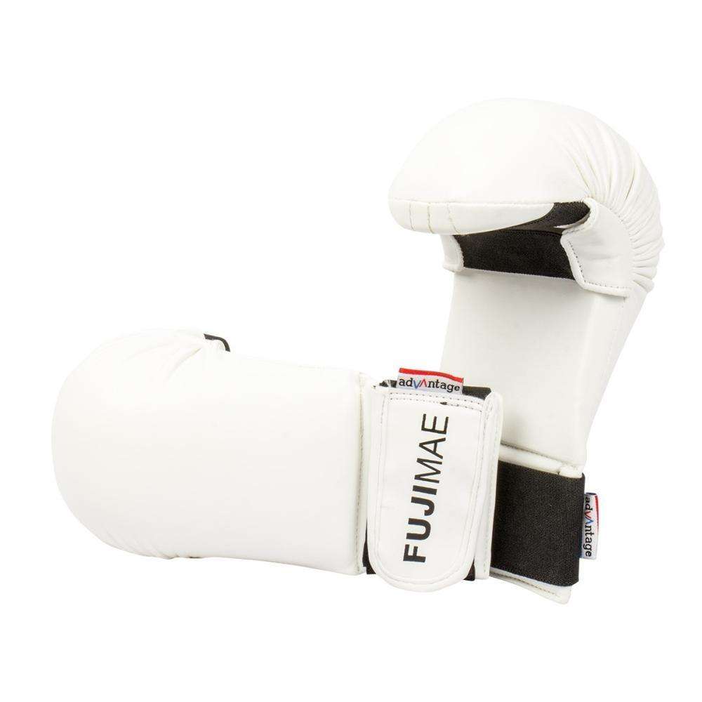 Mitaines de karaté FUJIMAE blanches sans pouces pour karaté et self-défense, tailles S à XL, adaptées débutants et confirmés.