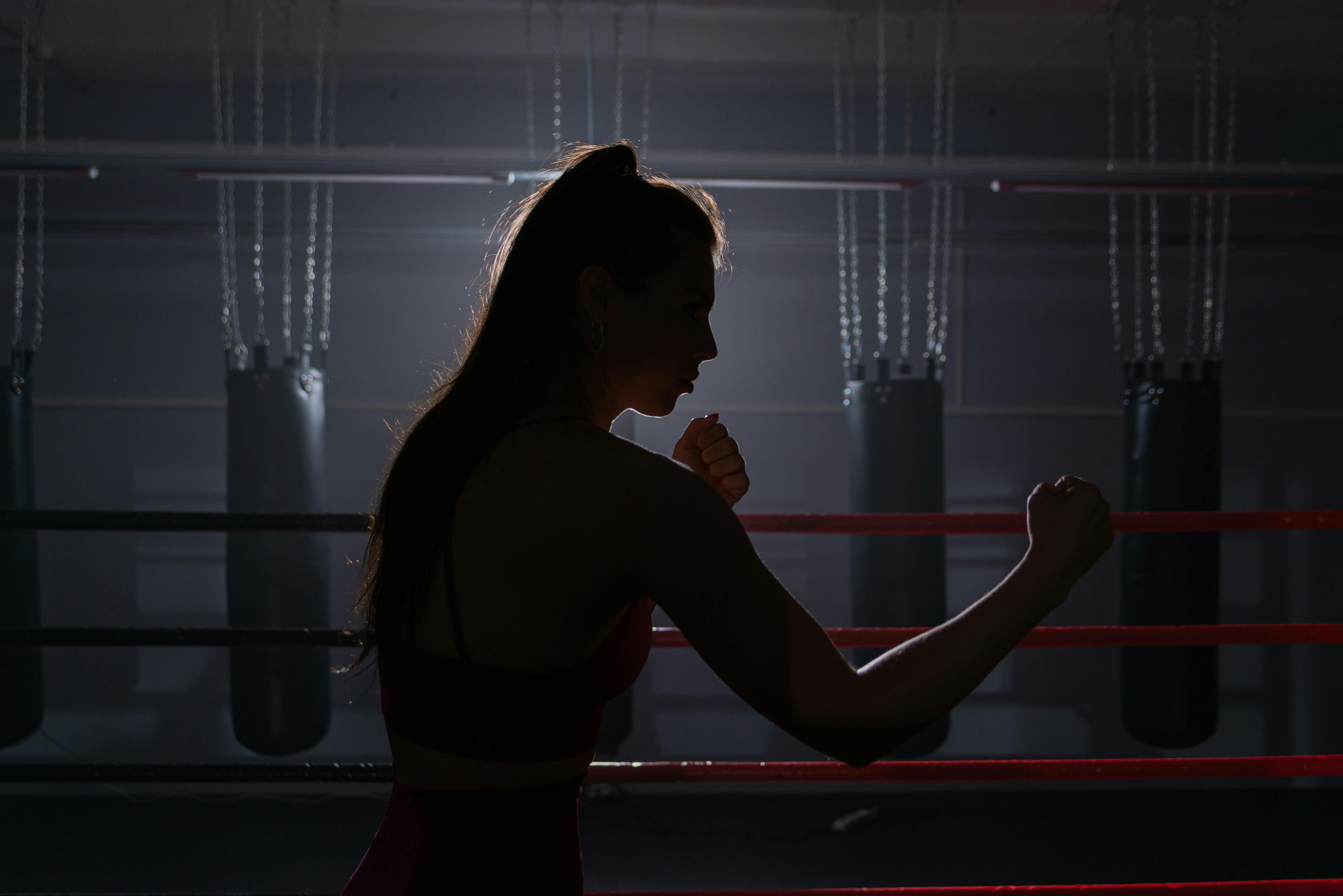 Femme pratiquant la boxe, guide pour bien débuter et s'équiper au féminin