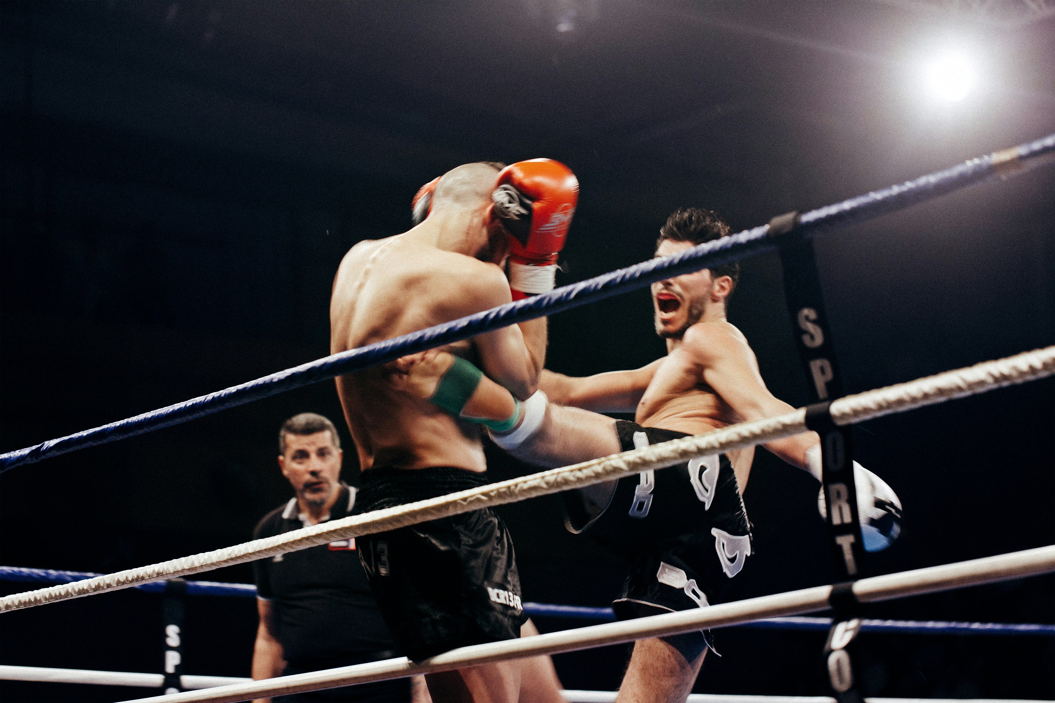 Équipements essentiels de boxe anglaise pour débutants comprenant gants, protège-dents et casque