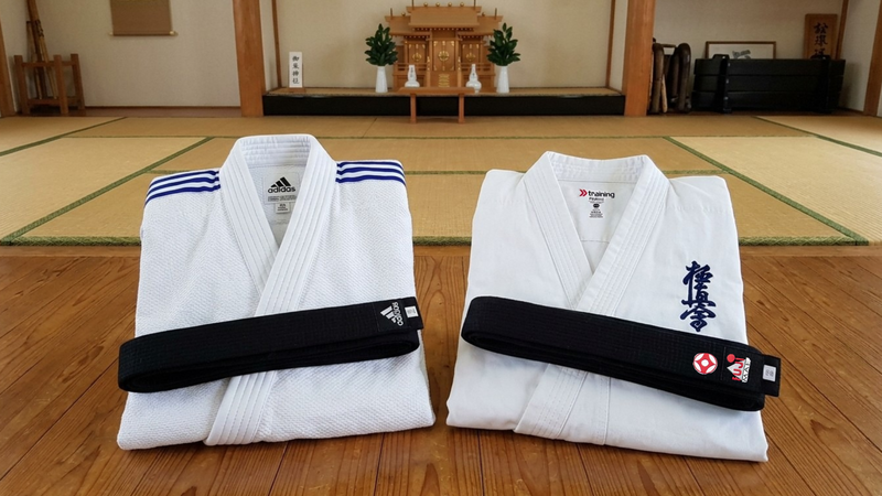Quelle est la différence entre un kimono de karaté et un kimono de judo ?