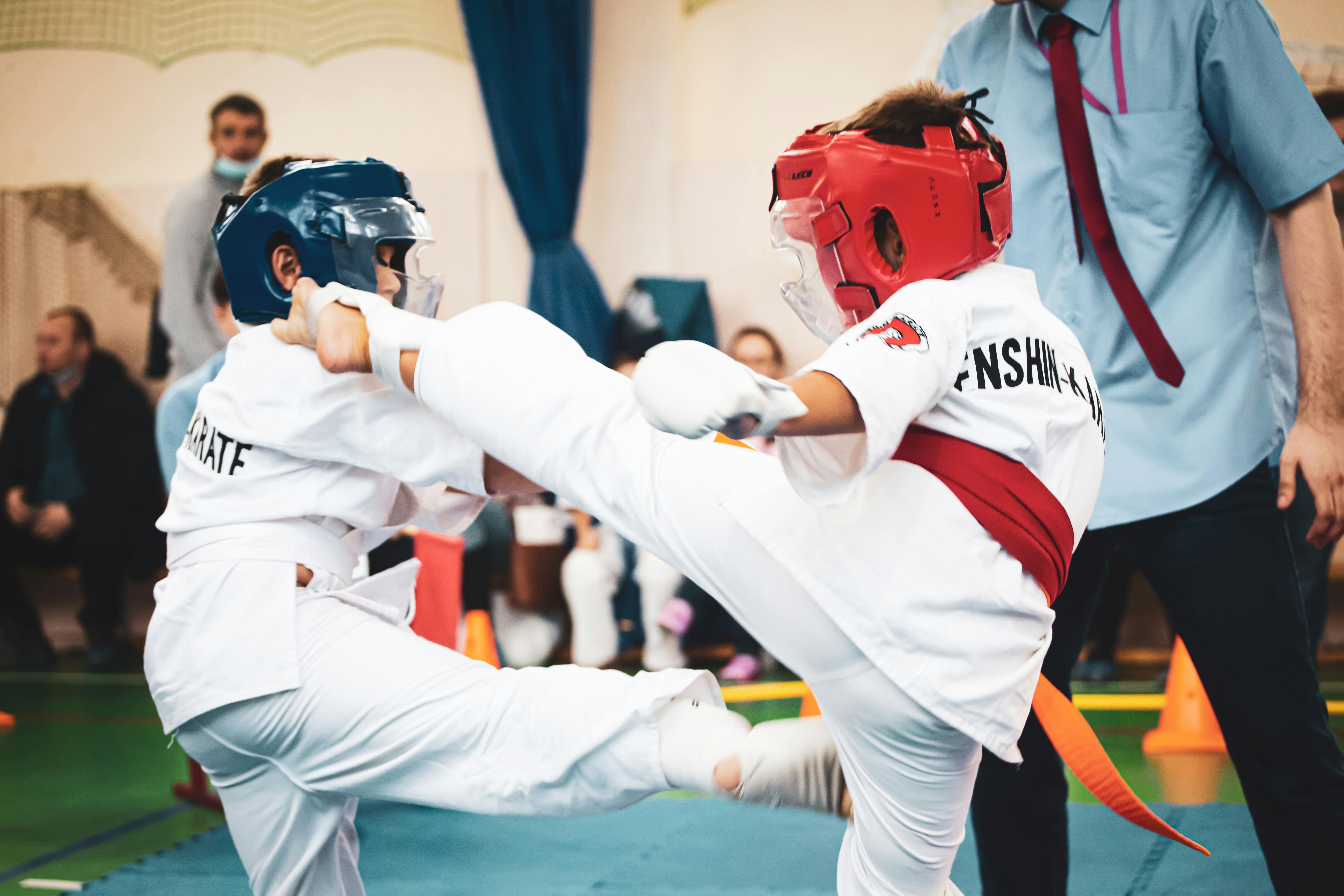 Combat de taekwondo entre deux enfants avec des protections