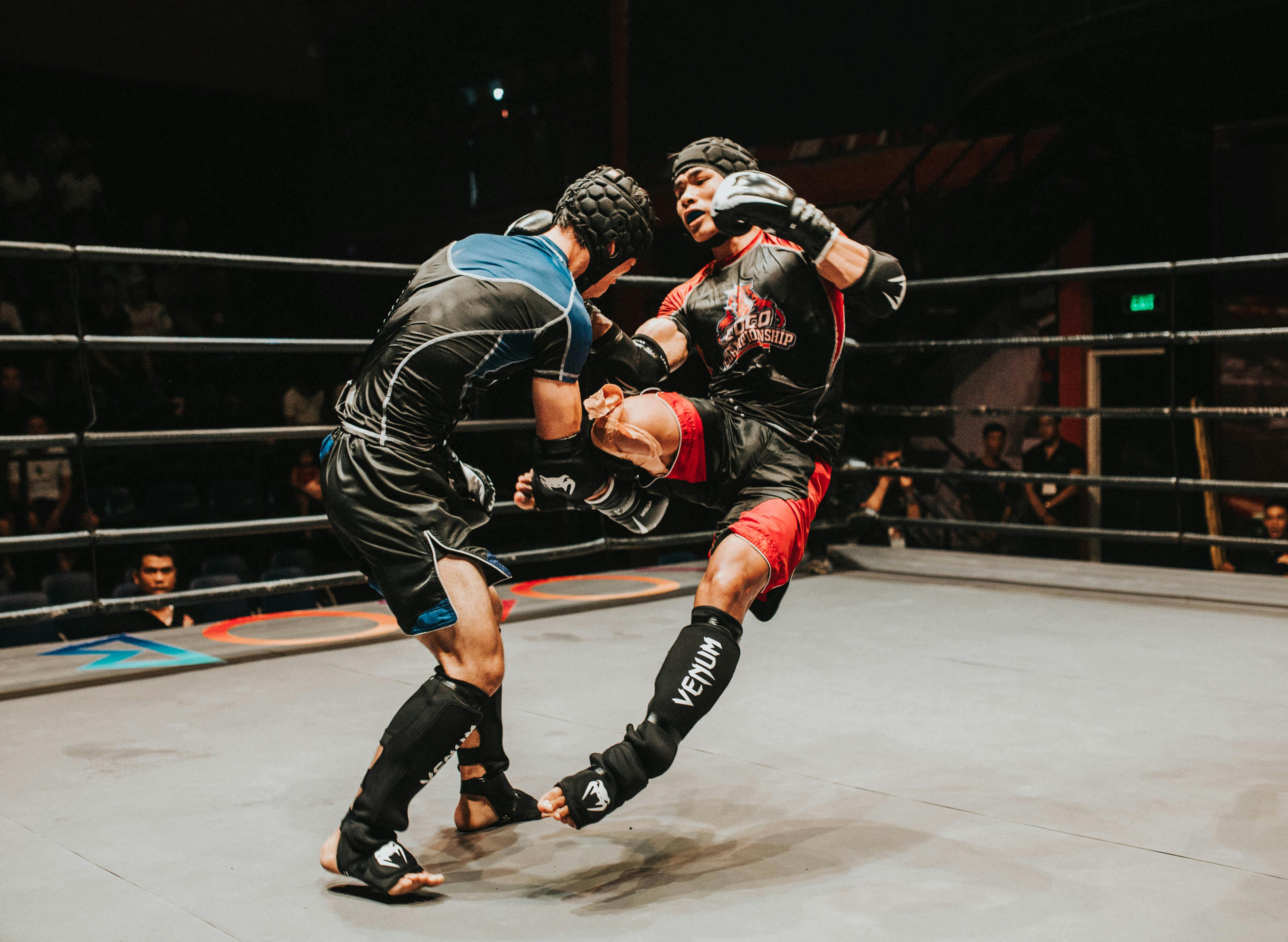 Image illustrant l'histoire et l'origine du MMA, sport de combat moderne et ses racines.