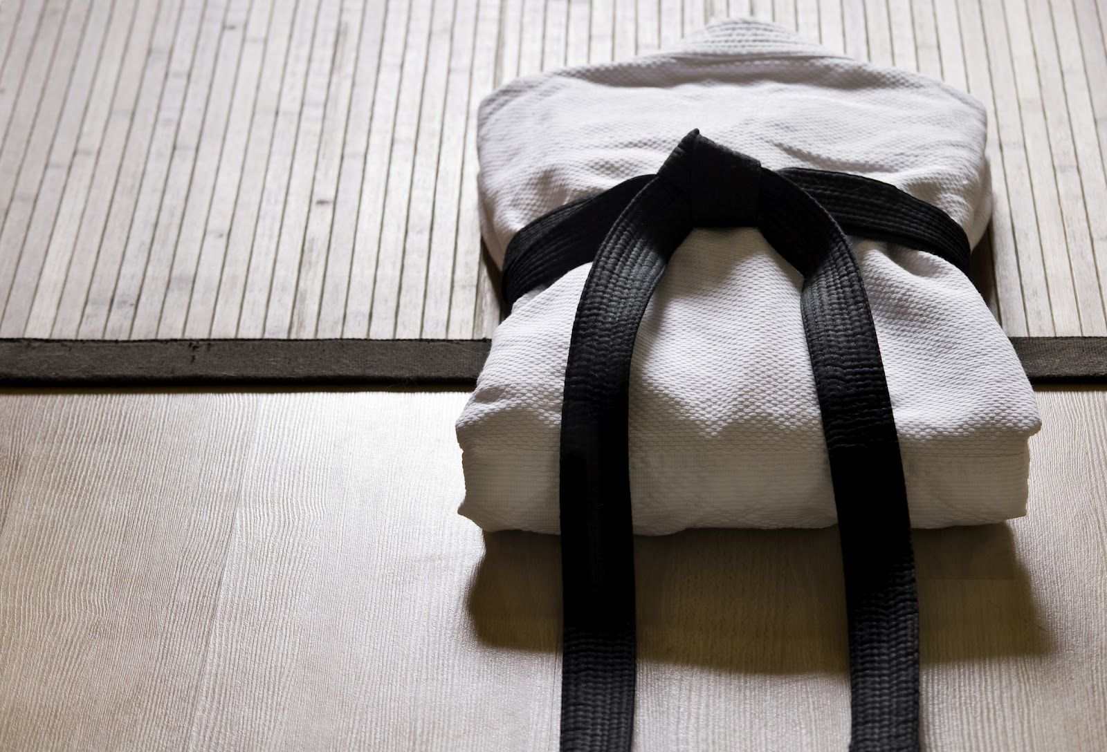 Kimono de judo plié avec sa ceinture 