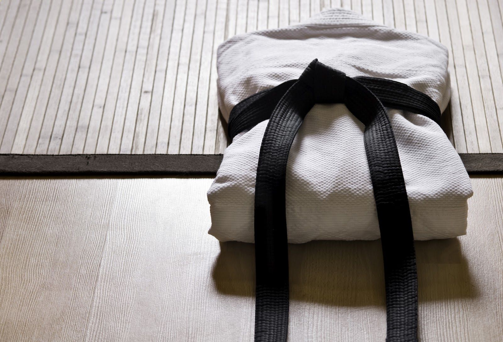 Kimono de judo plié avec sa ceinture 