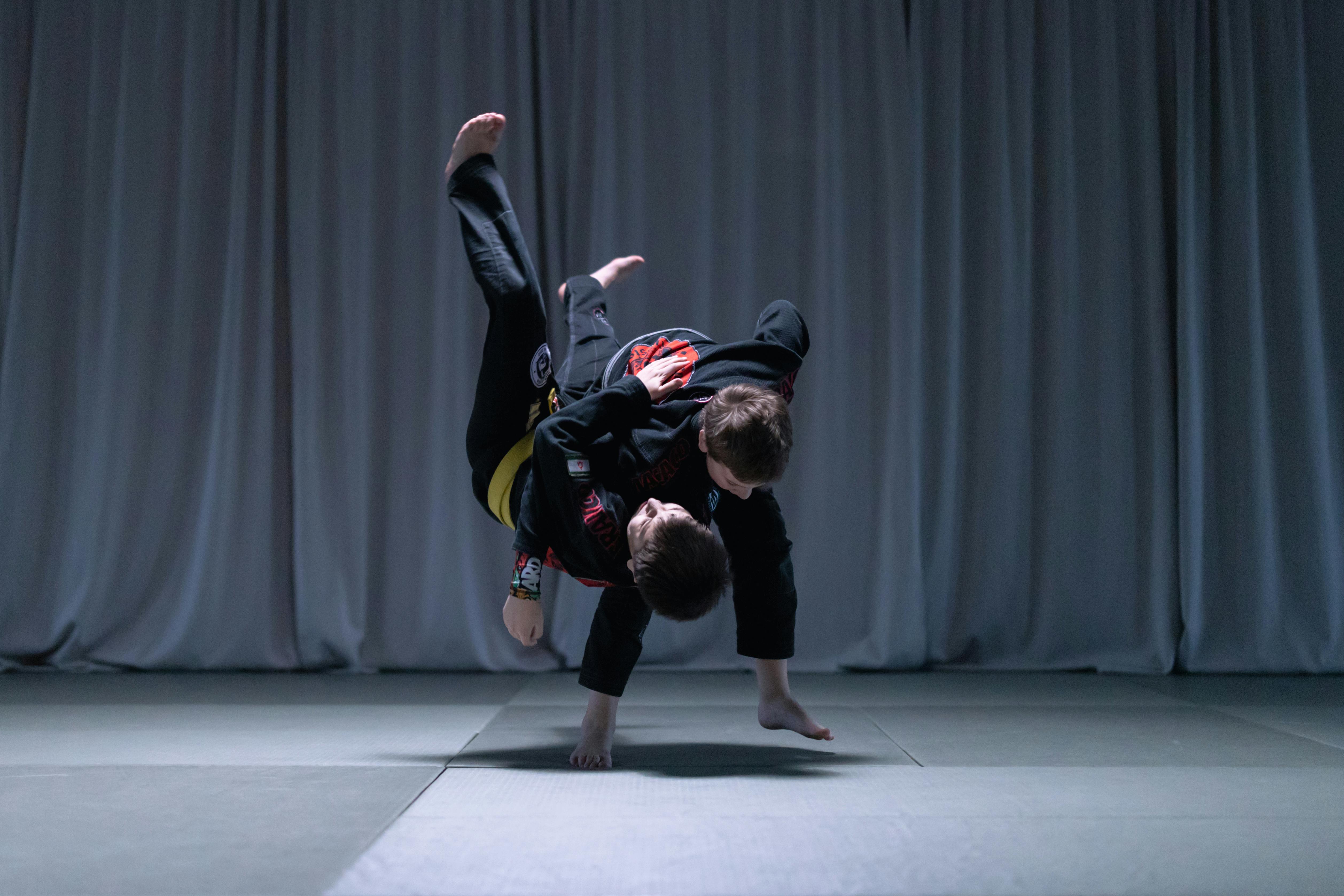 Pratique du jiu-jitsu brésilien : combat au sol en kimono