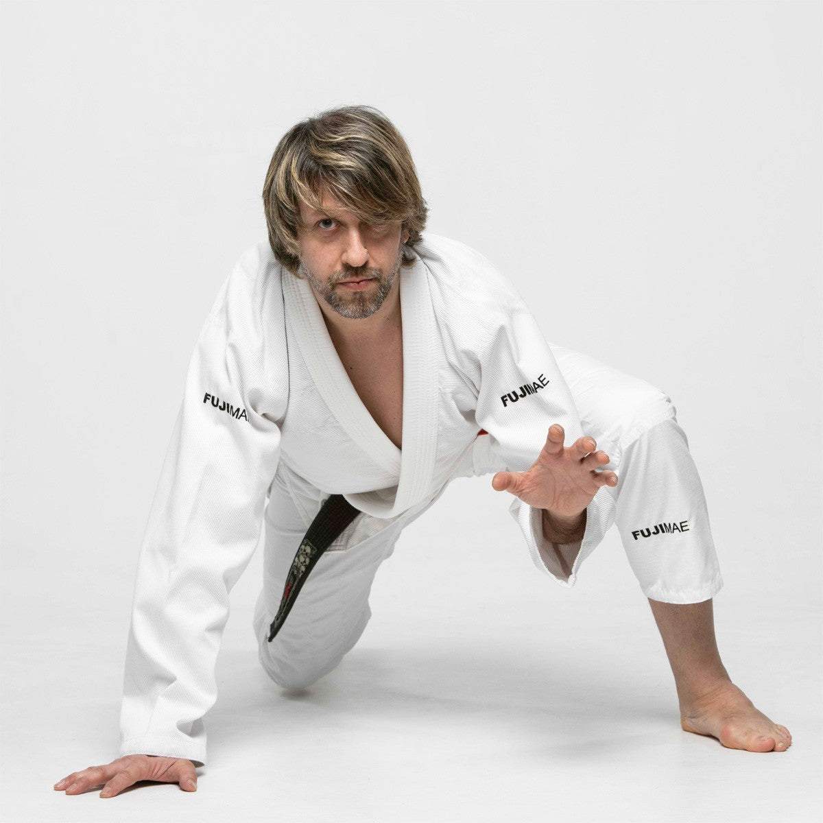 Brazilian Jiu Jitsu Gi Shaka 2.4 JJB Gi FUJIMAE Blanc au sol