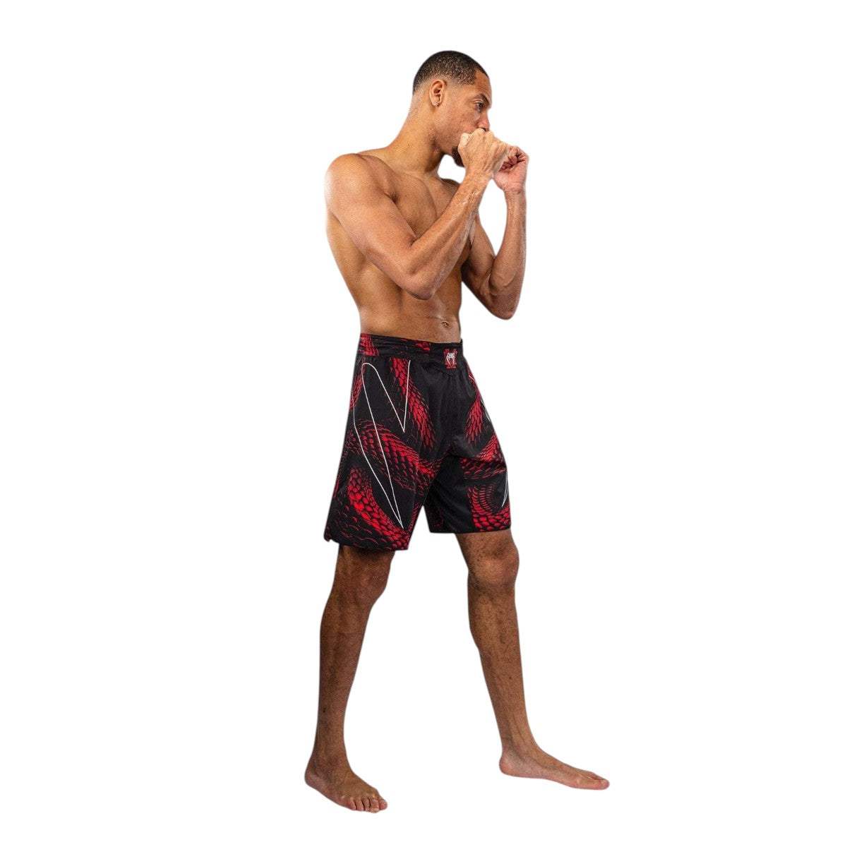 Fightshort Venum Matupa noir rouge argent pour MMA et grappling, léger et résistant.