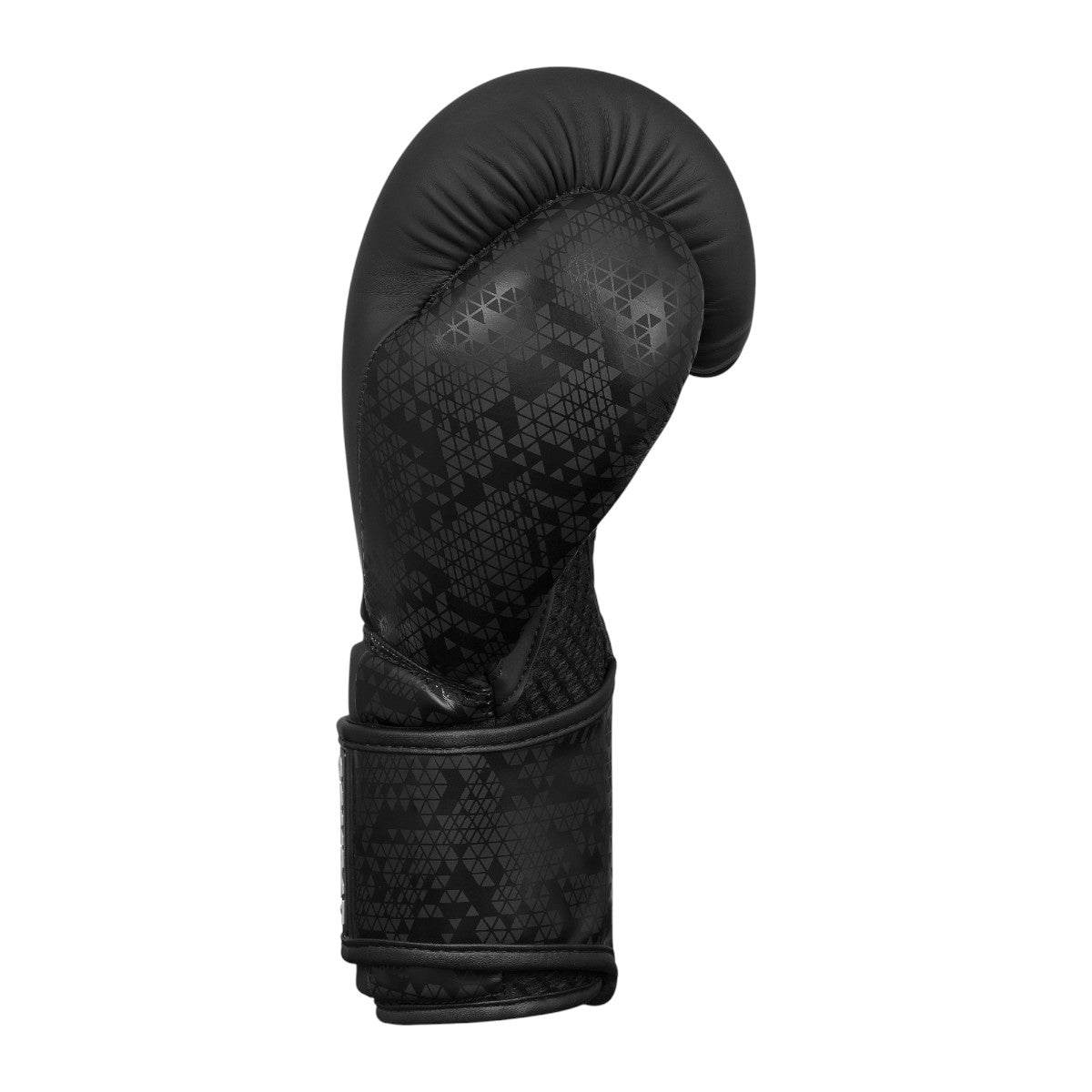 Gant de boxe adidas Combat 50 noir en polyuréthane respirant avec fermeture velcro, idéal débutants et entraînement.