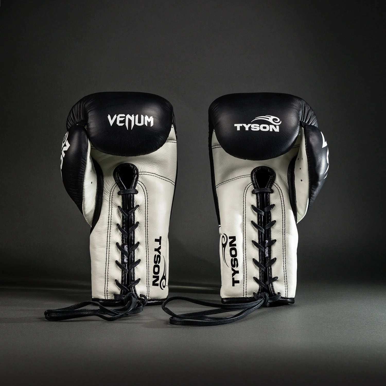 Gants de Boxe Pro avec lacets Venum Giant 2.0 Mike Tyson - Noir/Blanc