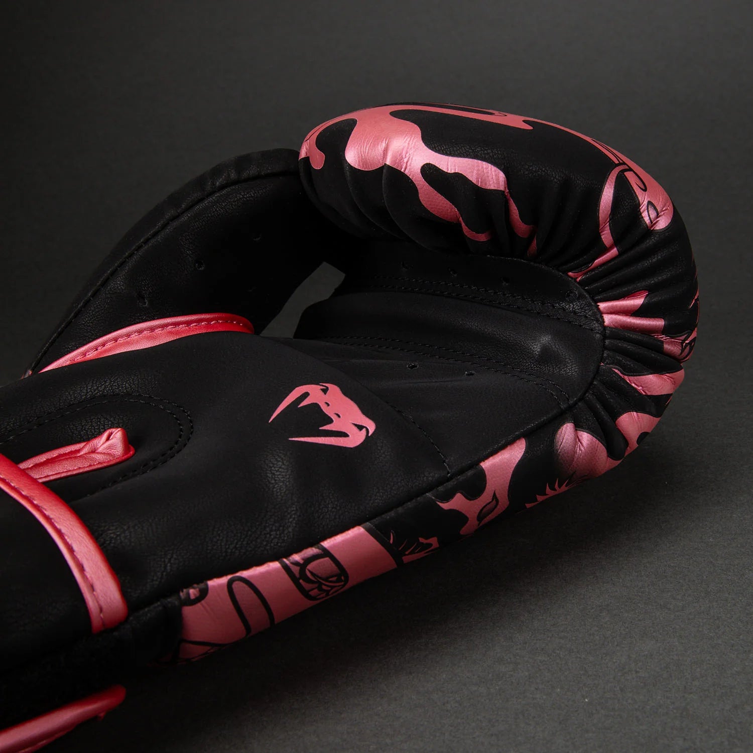 Gants de boxe Venum Dragon’s Flight – Noir/Rose Métallisé