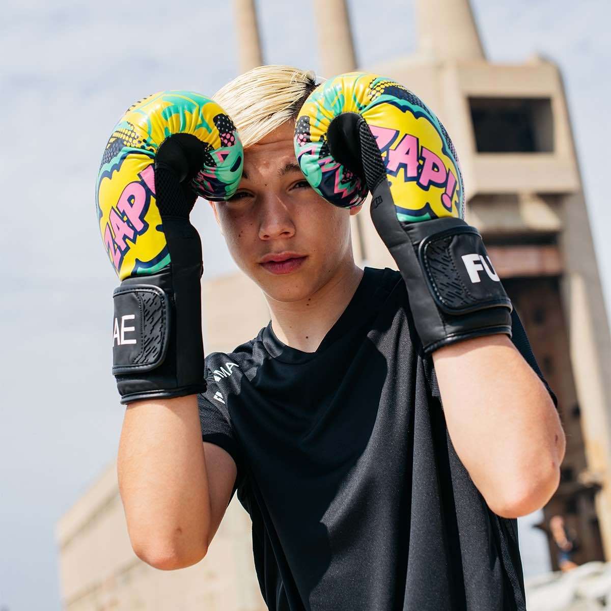 Jeune boxeur portant les gants de boxe enfant Fujimae Radikal Young Guns.