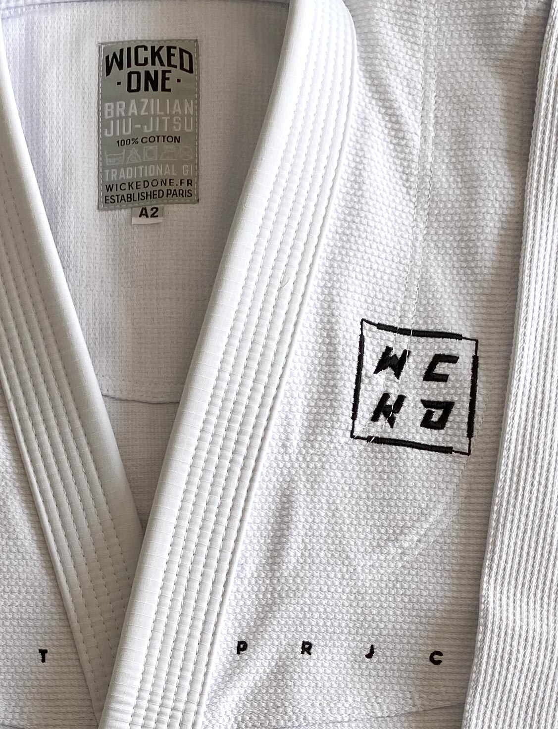 Kimono JJB Wicked One GI Score Blanc – Performance & Sobriété