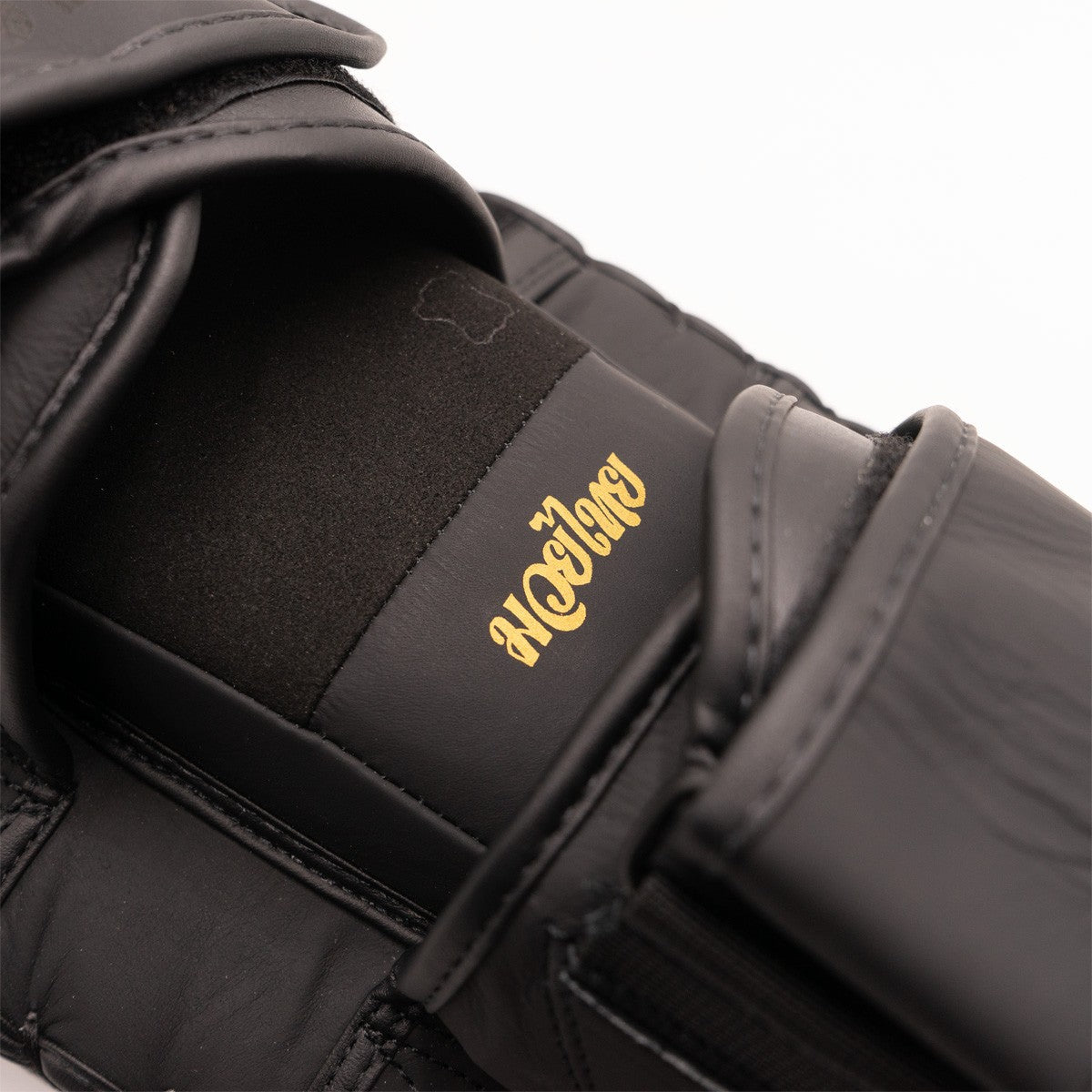 Pao Muay Thaï en Cuir FUJIMAE SakYant II - Noir & Or