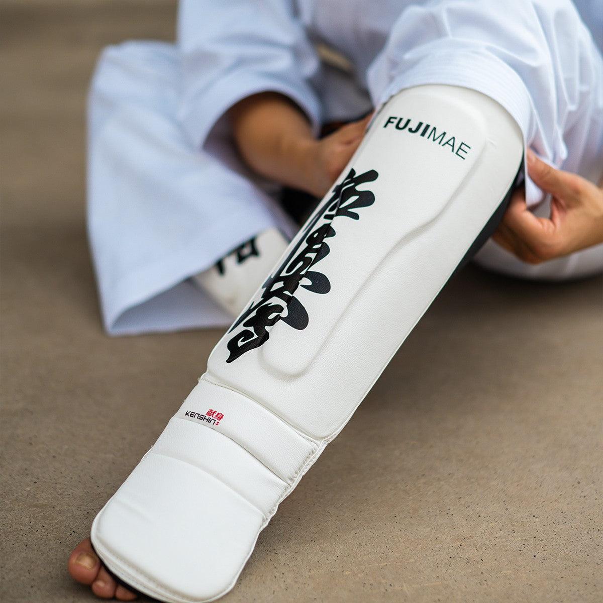 Protège tibias-pieds Kyokushikaï Fuji Mae - blanc