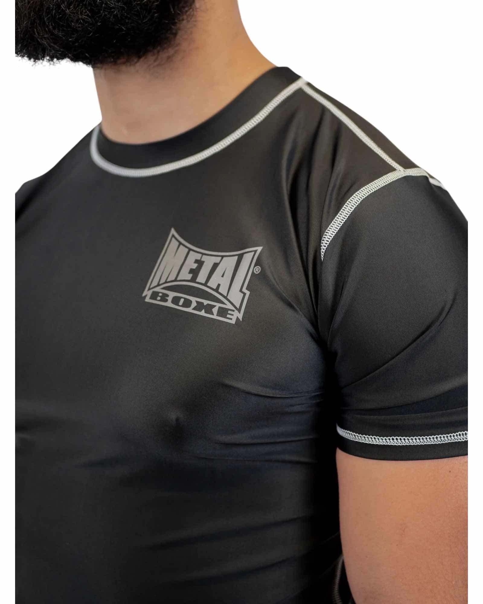 Rashguard Metal Boxe noir en polyester compressif avec coutures renforcées, col rond et manches courtes pour entraînements intensifs.