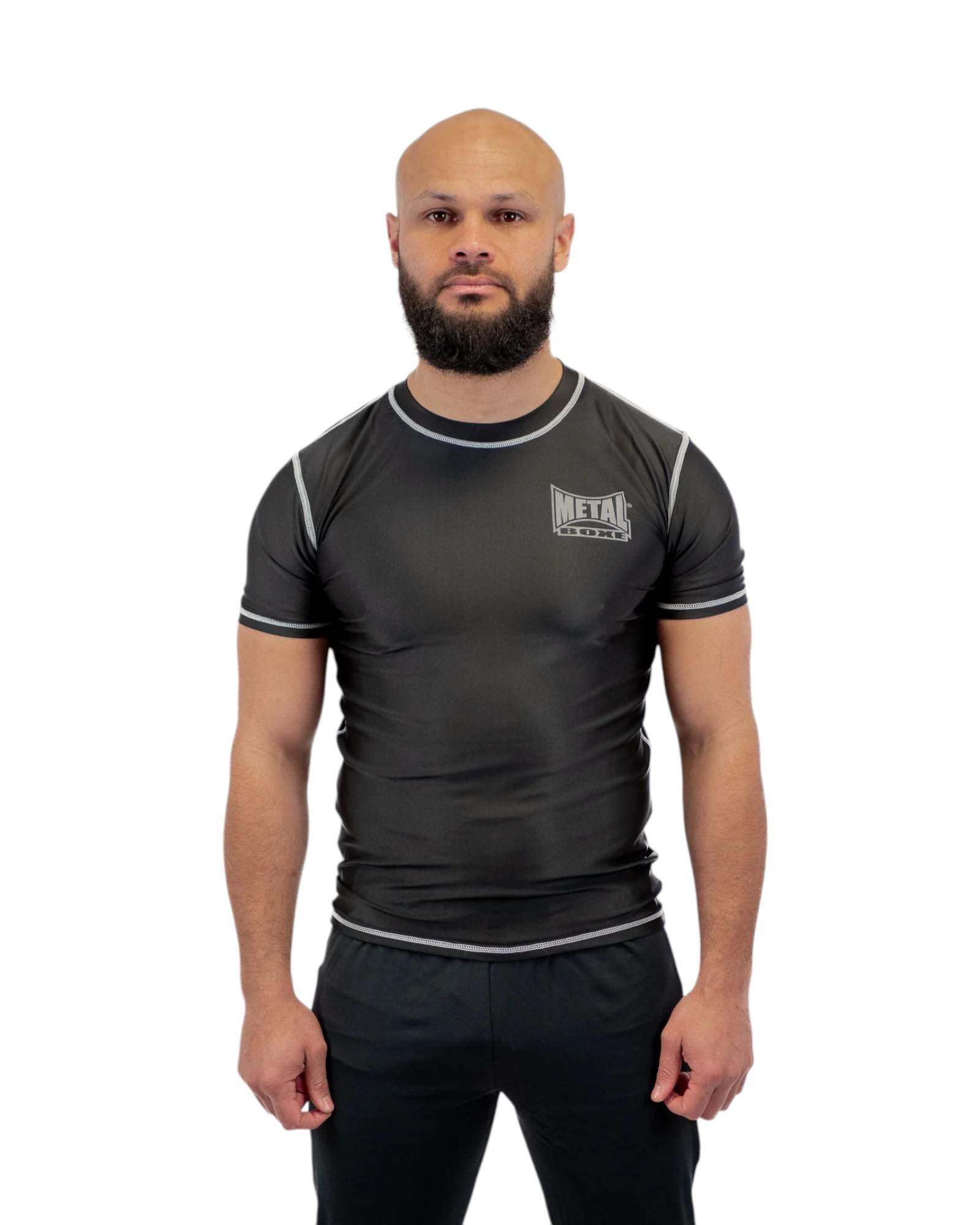 Rashguard Metal Boxe noir en polyester compressif pour entraînements intensifs, design col rond avec manches courtes.