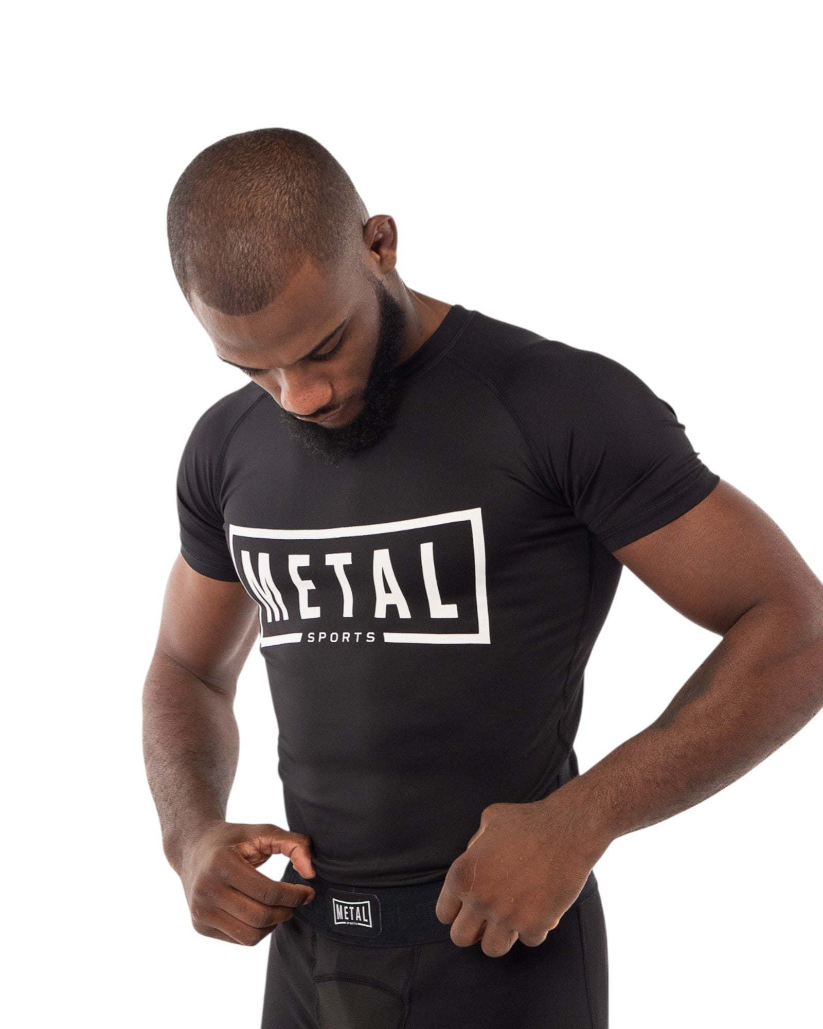 Homme portant un rashguard noir Metal Boxe One ajusté avec logo blanc, vêtement de compression pour sport combat et MMA