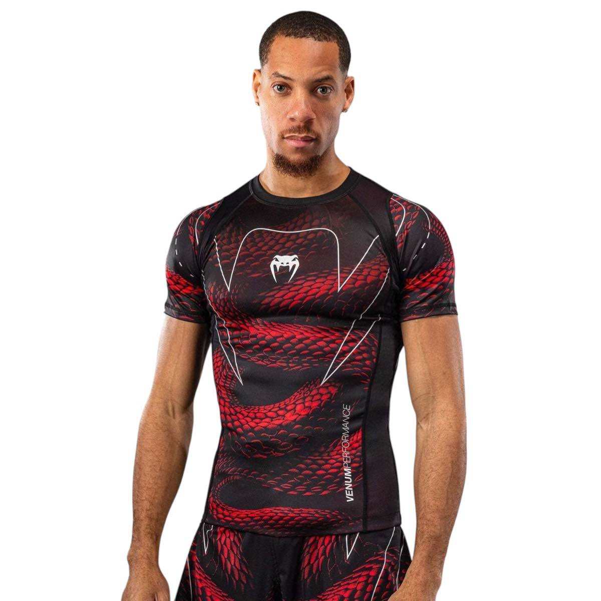 Rashguard à manches courtes Venum Matupa noir rouge argent, compression et confort pour MMA et grappling