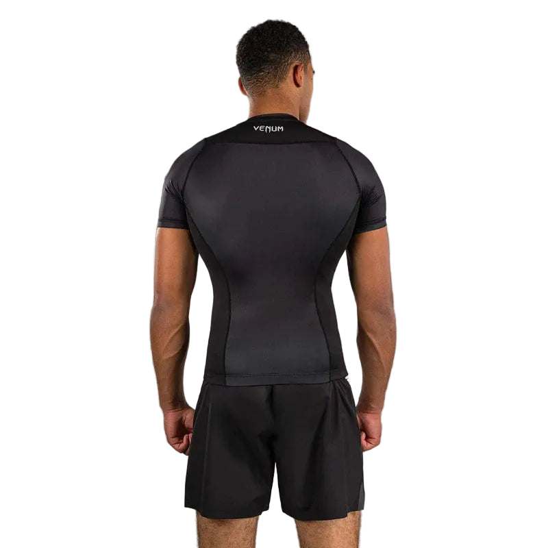 Rashguard JJB manches longues Venum noir et blanc homologué IBJJF pour jiu-jitsu brésilien et MMA