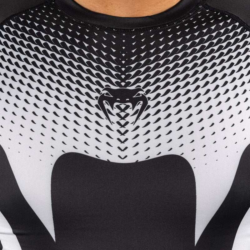 Rashguard JJB manches longues Venum noir et blanc homologué IBJJF pour jiu-jitsu et MMA