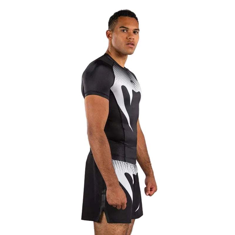 Rashguard JJB manches longues Venum noir et blanc homologué IBJJF pour jiu-jitsu brésilien et MMA