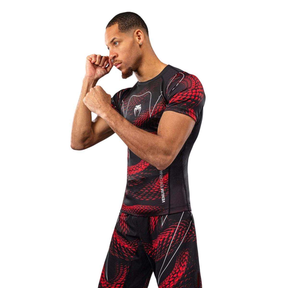 Rashguard à manches courtes Venum Matupa noir rouge argent pour MMA et grappling