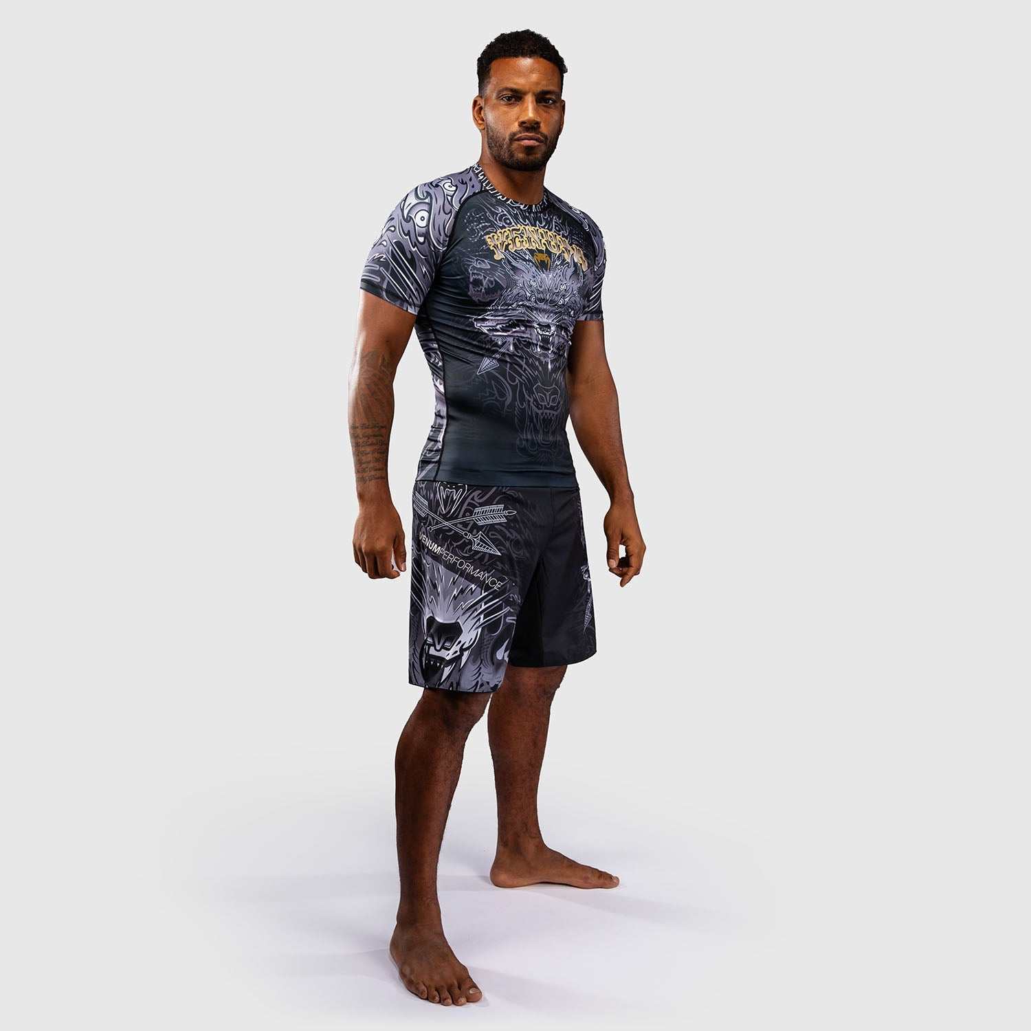 Rashguard manches courtes Venum Wolf Atak noir et gris pour sports de combat.