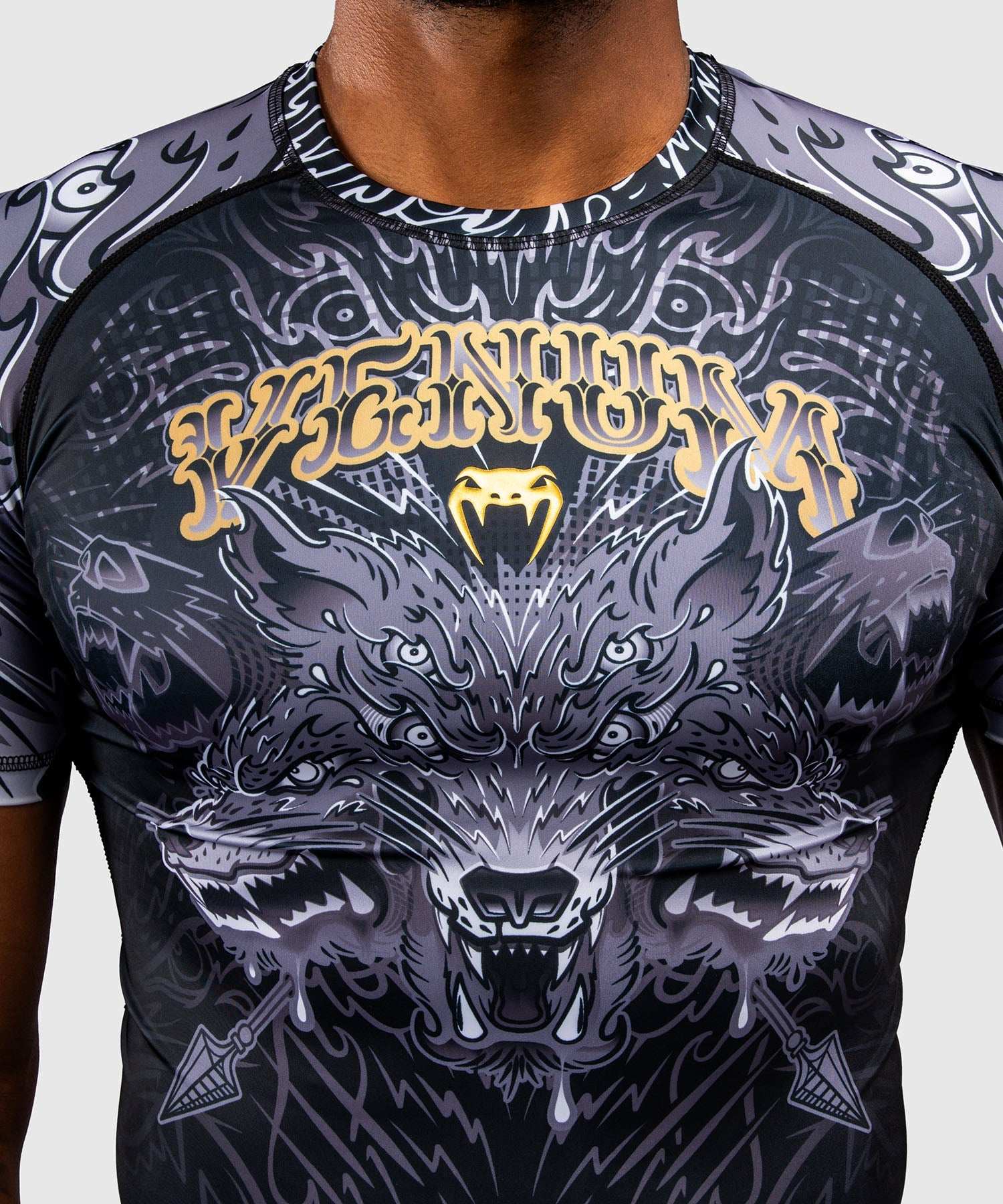 Rashguard manches courtes Venum Wolf Atak noir gris pour sports de combat, compression musculaire, respirant et résistant.