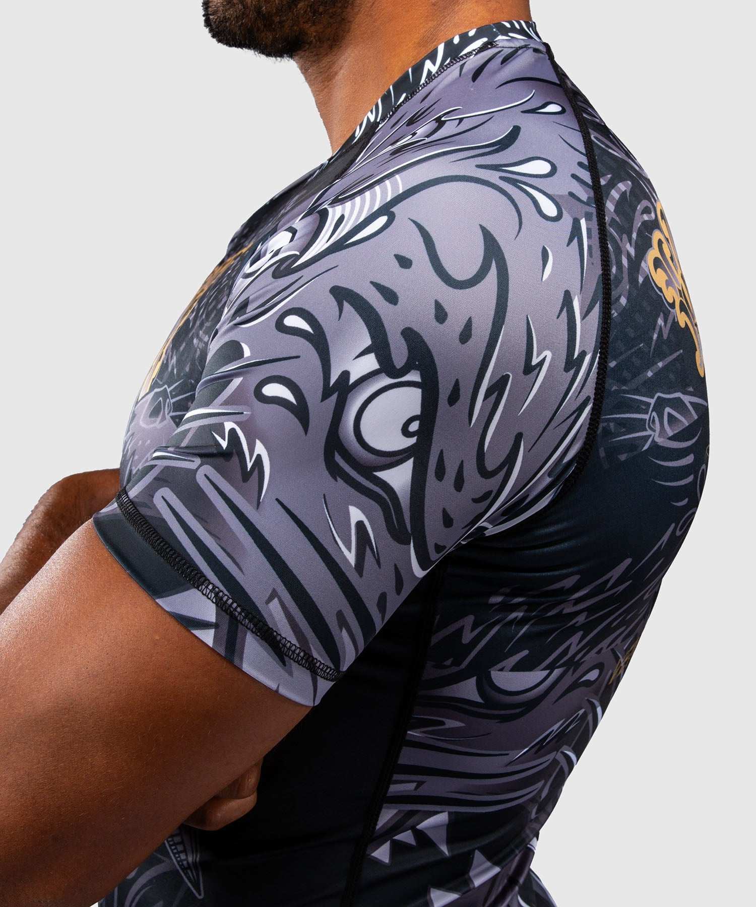 Rashguard manches courtes Venum Wolf Atak noir gris, compression et résistance pour sports de combat