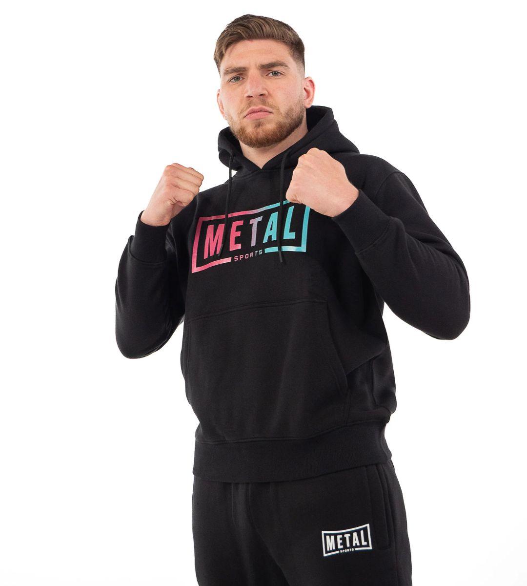 Homme portant un sweat à capuche Metal Boxe noir avec logo coloré, style urbain et sportif, confortable et chaud.