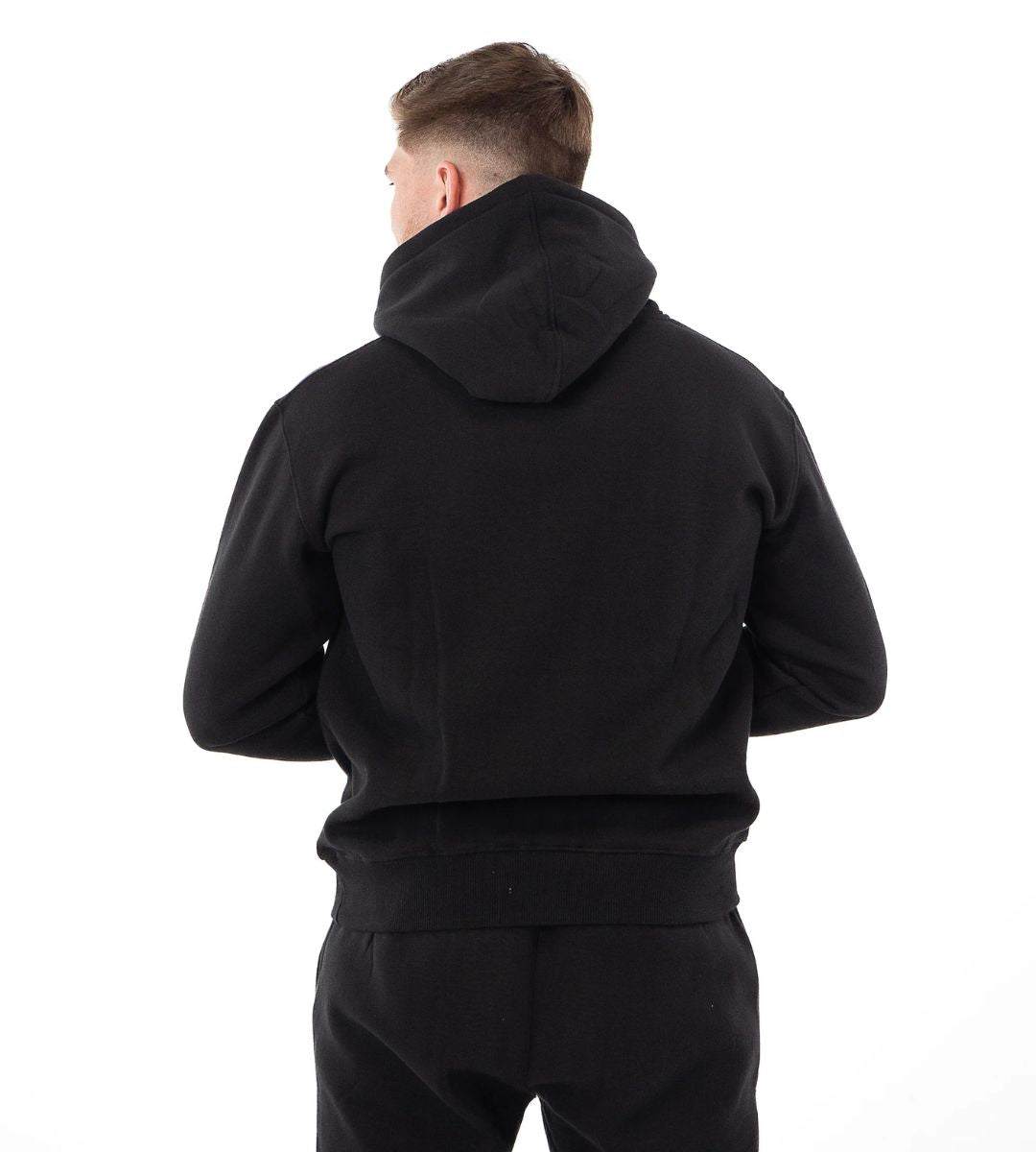 Homme de dos portant un sweat à capuche Metal Boxe noir, style urbain et sportif, tissu chaud et doux, coupe décontractée resserrée aux poignets et à la taille.