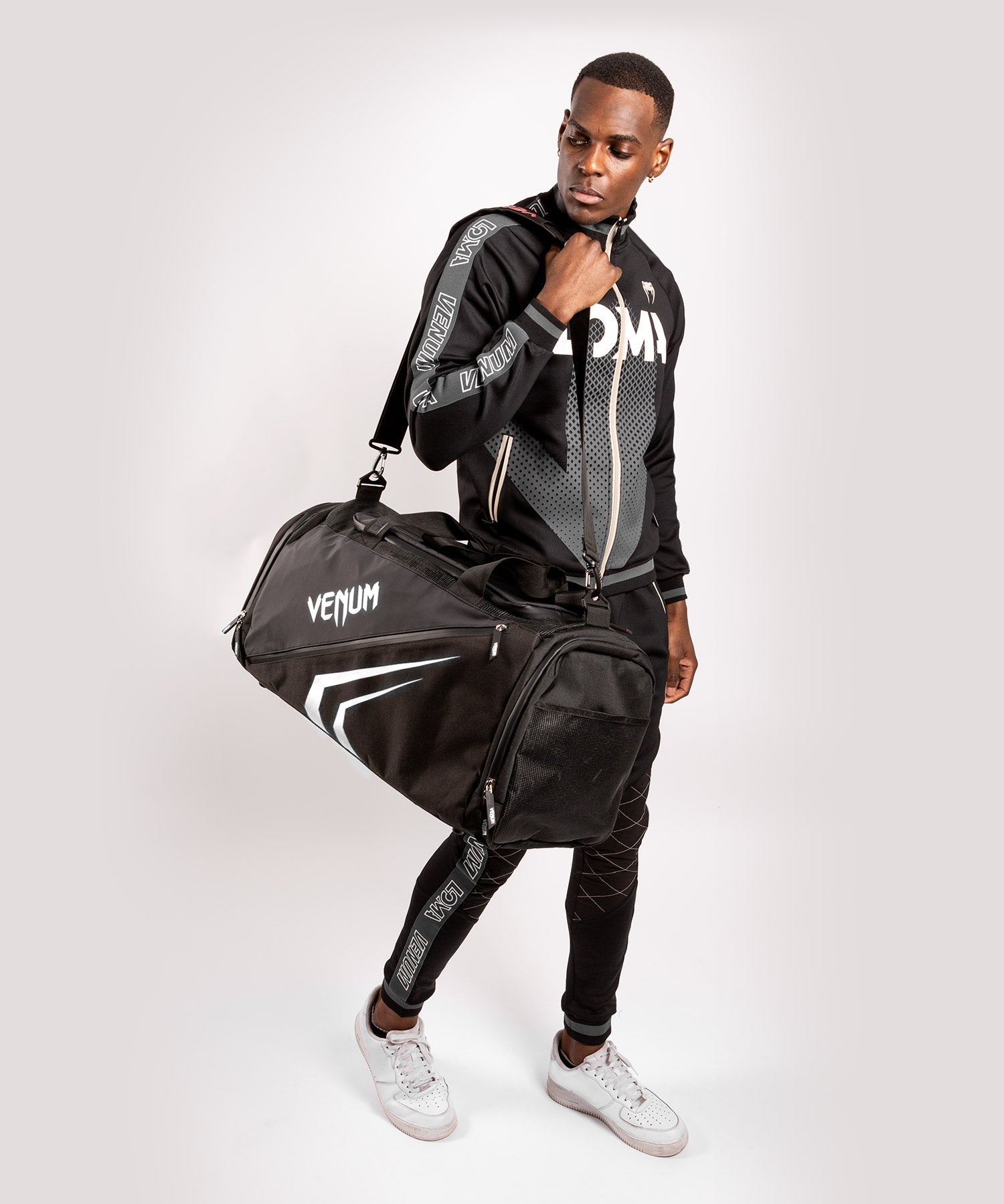 Sac de sport Venum Trainer Lite Evo noir blanc, vue de profil