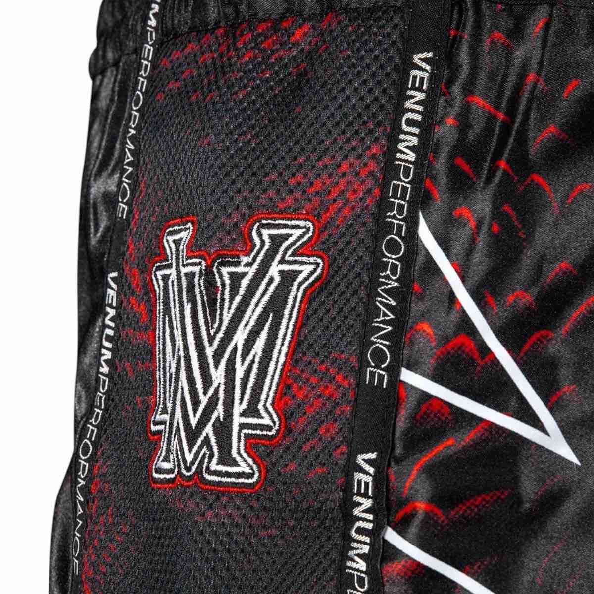 Short de Muay Thai Venum Matupa noir rouge argent pour entraînements et combats