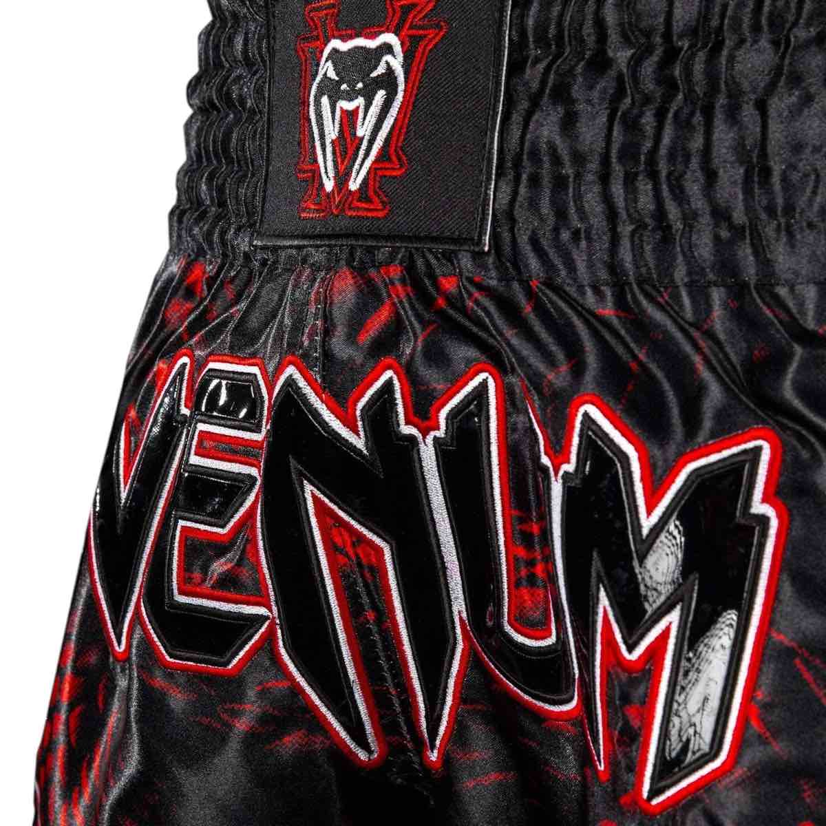 Short de Muay Thai Venum Matupa noir rouge argent pour entraînement et compétition