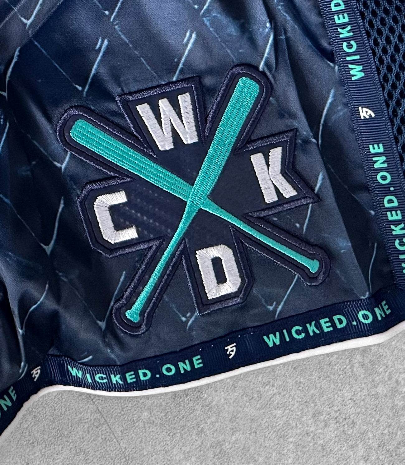 Short de Muay Thaï Wicked One CAGE navy léger et résistant pour combat pieds-poings